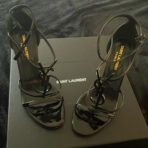 SAINT LAURENT- CASSANDRA SANDALS IN PATENT LEATHER WITH BLACK MONOGRAM